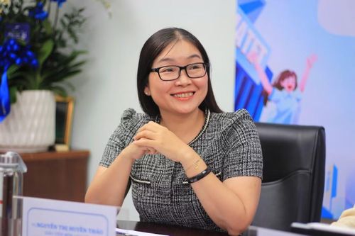 Đồng hành với buổi livestream còn có cô Nguyễn Thị Huyền Thảo - Giáo viên lịch sử Trường THPT chuyên Trần Đại Nghĩa.