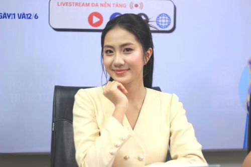 MC Hà Trúc Linh điều phối livestream.