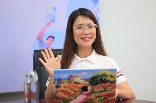 Môn Tiếng Anh có sự tham gia của Thạc sĩ Đỗ Thị Ngọc Anh (IELTS 8.5) hiện là quản lý học thuật tại DOL English. Cô Ngọc Anh từng đoạt học bổng và tốt nghiệp cử nhân kinh tế loại ưu, ĐH Tài chính (trực thuộc Chính phủ Nga).