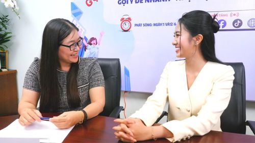 Tại chương trình, các giảng viên giàu kinh nghiệm, chuyên gia giáo dục và khách mời cùng phân tích đề thi, gợi ý đáp án, nhận định mức độ khó - dễ, khả năng phân hóa cũng như dự báo phổ điểm của từng môn thi. Không chỉ dừng lại ở việc giải đề, chương trình còn cung cấp những thông tin quan trọng giúp thí sinh đánh giá tương đối kết quả làm bài, nhận diện cơ hội xét tuyển và chuẩn bị tâm thế cho giai đoạn đăng ký, điều chỉnh nguyện vọng sắp tới.