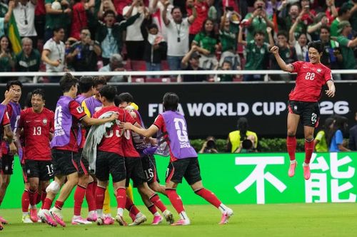 Đây là phản ứng của các cầu thủ Hàn Quốc sau khi Hwang In-beom ghi bàn gỡ hòa 1-1. Đội bóng xứ "kim chi" gỡ hòa sau 8 phút bị dẫn trước. Pha xử lý tinh tế của Hwang In-beom đã xốc lại tinh thần cho tất cả cầu thủ Hàn Quốc.