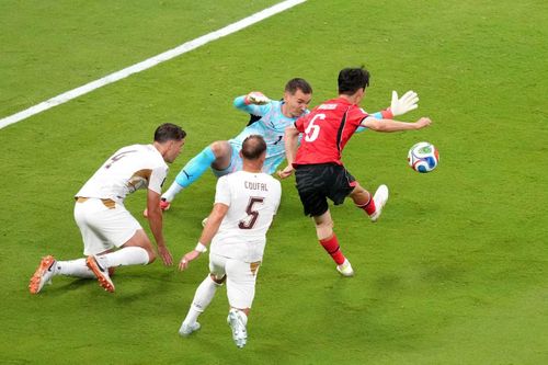  Hwang In-beom tung cú sút gỡ hòa 1-1 cho Hàn Quốc giữa vòng vây của các cầu thủ Czech. 
