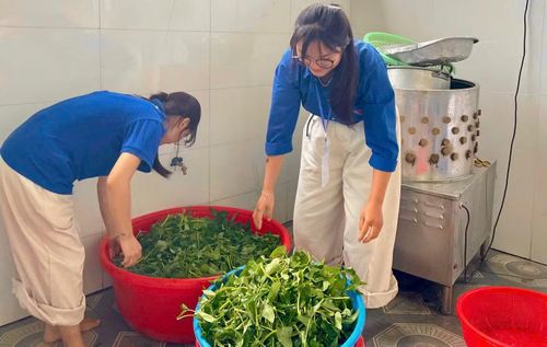 Ngay từ sáng sớm, các đoàn viên, thanh niên đã cắt cử nhau đi chợ, chuẩn bị thực phẩm tươi để phục vụ bữa ăn miễn phí cho các sĩ tử ở xa, ở lại sau kỳ thi.