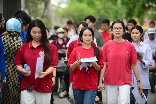 Kỳ thi tốt nghiệp THPT năm 2026, toàn tỉnh Thanh Hóa có hơn 42.800 thí sinh. Địa phương này đã thành lập 83 điểm thi với 1.865 phòng thi chính thức, 83 phòng thi dự phòng và 99 phòng chờ. Khoảng 7.000 cán bộ, giáo viên, nhân viên cùng các lực lượng phối hợp được huy động tham gia công tác coi thi, phục vụ và bảo đảm các điều kiện cho kỳ thi diễn ra thuận lợi.