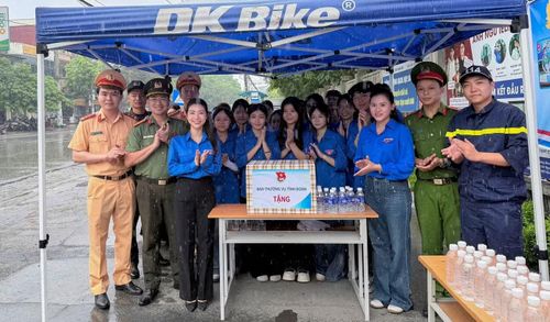Để hỗ trợ sĩ tử và người nhà thí sinh trong 2 ngày thi, Ban Thường vụ Tỉnh Đoàn đã chỉ đạo các cơ sở Đoàn thành lập 112 đội hình thanh niên tình nguyện với sự tham gia của hơn 2.300 tình nguyện viên tham gia hỗ trợ các hoạt động "Tiếp sức mùa thi". Trong ảnh, Bí thư Tỉnh Đoàn Thanh Hóa Lê Ngọc Ánh tặng quà đội hình thanh niên hỗ trợ thí sinh trong kỳ thi.