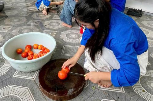 Anh Lữ Văn Linh – Phó Bí thư Đoàn xã Quan Sơn cho biết, để tiếp sức cho thí sinh, phụ huynh ở xa trong kỳ thi, đoàn viên, thanh niên nấu gần 1.000 suất ăn và hỗ trợ chỗ ở, nước uống miễn phí cho các thí sinh và người nhà có nhu cầu ăn và ở lại.