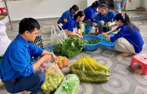 Những ngày này, hơn 100 đoàn viên, thanh niên Đoàn xã Quan Sơn phối hợp cùng Trường Phổ thông Dân tộc nội trú THCS Quan Sơn (tỉnh Thanh Hóa) chia làm nhiều tổ để đồng hành cùng sĩ tử trong Kỳ thi tốt nghiệp THPT 2026.