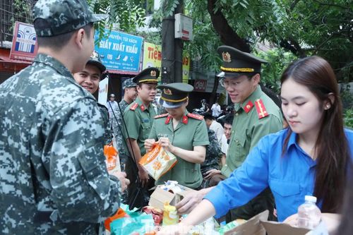Bên ngoài cổng trường, những chai nước mát được trao tận tay thí sinh với lời chúc thi tốt, những nụ cười động viên được gửi gắm trước giờ làm bài. Những hành động tưởng chừng giản dị ấy lại mang ý nghĩa đặc biệt, giúp các em giảm bớt áp lực, giữ vững tâm lý tự tin và bình tĩnh bước vào kỳ thi quan trọng. Không chỉ hỗ trợ nước uống miễn phí, lực lượng đoàn viên, thanh niên còn tham gia hướng dẫn thí sinh tìm phòng thi, phân luồng giao thông, hỗ trợ phụ huynh và góp phần bảo đảm an ninh, trật tự khu vực thi. Hình ảnh những chiến sĩ Cảnh vệ trẻ tuổi tận tình hướng dẫn, ân cần hỏi han các em học sinh đã để lại nhiều ấn tượng đẹp trong lòng người dân.