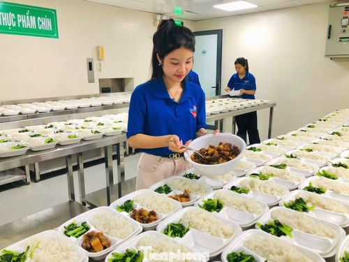  Điểm nhấn của chương trình tiếp sức mùa thi năm nay là đoàn viên thanh niên tổ chức nấu, trao tặng 400 suất cơm miễn phí cho các thí sinh tham dự kỳ thi tốt nghiệp THPT trên địa bàn. 