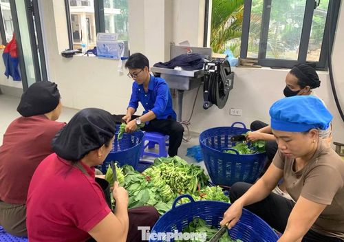  Từ sáng sớm, khu vực bếp ăn ở trường THPT Kỳ Sơn đã rộn ràng tiếng nói cười của đoàn viên thanh niên và các tình nguyện viên. 