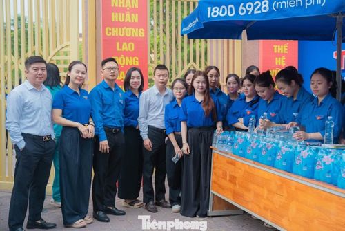 Bí thư Đoàn trường Đại học Nghệ An Thái Đình Hoàng chia sẻ, màu áo xanh tình nguyện đã trở thành hình ảnh quen thuộc với thí sinh và phụ huynh trên địa bàn. Qua đó góp phần tạo nên một mùa thi an toàn và thân thiện. "Hy vọng với sự hỗ trợ, những lời động viên này sẽ giúp các em thí sinh yên tâm hơn, tự tin hơn để vượt qua kỳ thi một cách tốt nhất", anh Thái Đình Hoàng nói.