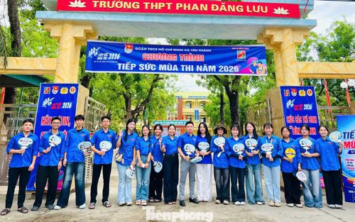 Những hoạt động ý nghĩa không chỉ thể hiện tinh thần xung kích, tình nguyện của tuổi trẻ Nghệ An mà còn lan tỏa mạnh mẽ thông điệp sẻ chia, đồng hành cùng học sinh trên hành trình chinh phục tri thức. Từ những việc làm giản dị như đi chợ, nhặt rau, nấu cơm đến những phần việc hỗ trợ tại điểm thi, tất cả đều được thực hiện bằng trách nhiệm, tình yêu thương và khát vọng cống hiến của tuổi trẻ.