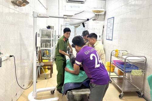 Công an xã Văn Bàn kịp thời đưa anh Th đi đến Trung tâm Y tế để cấp cứu.