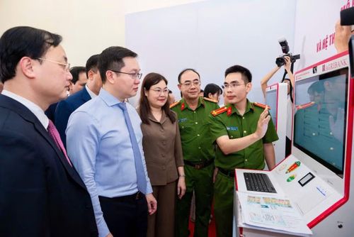 Các đại biểu trải nghiệm công nghệ AI. Ảnh: B.T