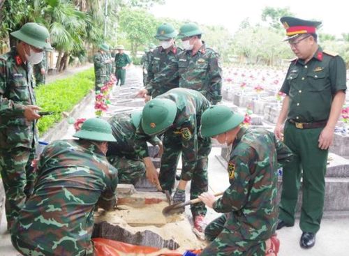Quá trình lấy mẫu được thực hiện nghiêm ngặt theo quy trình kỹ thuật, bảo đảm khoa học, chính xác và trang nghiêm.
