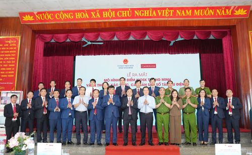 Các đại biểu tham dự buổi lễ.