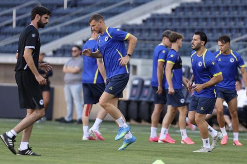 Lão tướng Dzeko vẫn quan trọng với Bosnia. Ảnh: NFSBiH