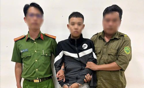 Công an khống chế, bắt giữ đối tượng Đỗ Văn Tĩnh. Ảnh: Thành Anh