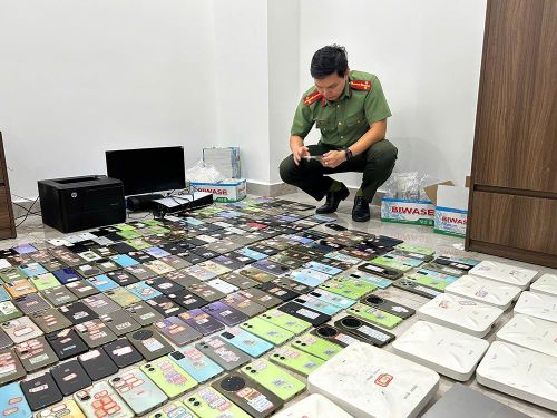 "Trang trại" điện thoại và các thiết bị viễn thông được các đối tượng nước ngoài thiết lập, sử dụng cho hoạt động nghi vấn là lừa đảo quốc tế. Ảnh: CACC