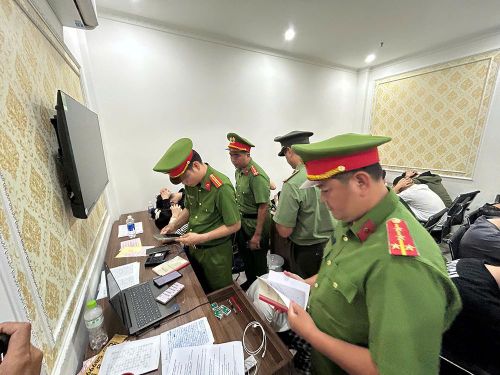 Công an tại thời điểm kiểm tra. Ảnh: CACC