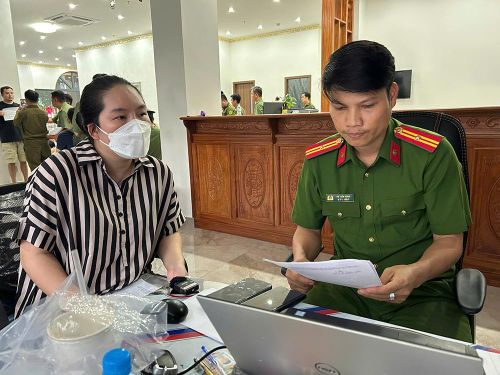 Công an làm việc với một người liên quan đến nhóm người nước ngoài cư trú, nghi hoạt động phạm pháp. Ảnh: CACC