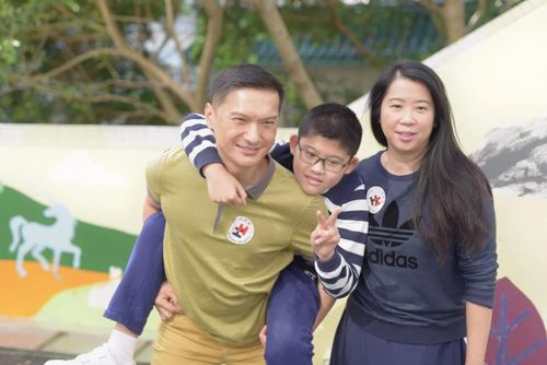Diễn viên Trần Cẩm Hồng bên vợ con. Cậu con trai duy nhất của anh mắc bệnh tự kỷ. 