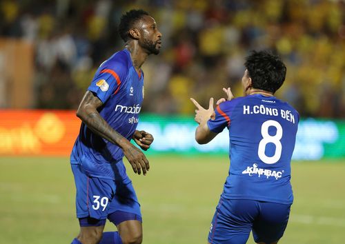 Hoàng Vũ Samson gỡ hòa 1-1 cho PVF-CAND. Ảnh: Xuân Thủy