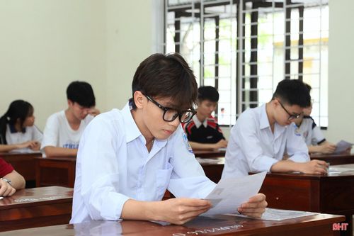  Công tác tổ chức kỳ thi được Sở GD&amp;ĐT Hà Tĩnh tổ chức chặt chẽ, đúng quy chế. (Trong ảnh: Thí sinh làm thủ tục dự thi ngày 10/6). 