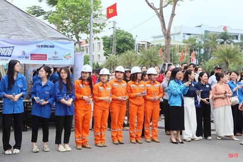 Các lực lượng công an, điện lực, đoàn thanh niên... góp sức tạo nên một kỳ thi an toàn, thuận lợi.