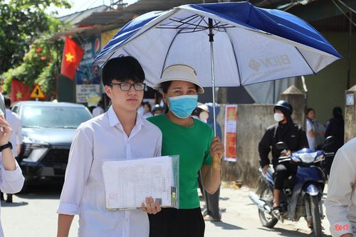 Hình ảnh phụ huynh đồng hành cùng con trong kỳ thi đã để lại nhiều ấn tượng đẹp.