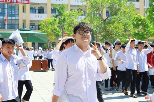Các thí sinh rời trường thi sau khi kết thúc bài thi các môn tự chọn vào sáng 12/6.