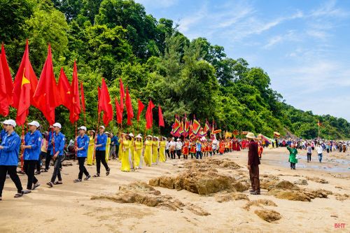Lễ rước từ các đền thờ vọng về đền chính trong Lễ hội đền Lê Khôi. Ảnh: Tư liệu.