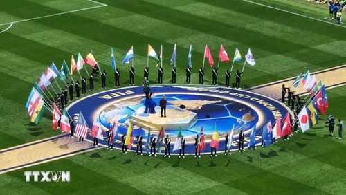 Rước quốc kỳ của các quốc gia tham gia thi đấu tại FIFA World Cup 2026 trong lễ khai mạc. (Ảnh: Yonhap/TTXVN)