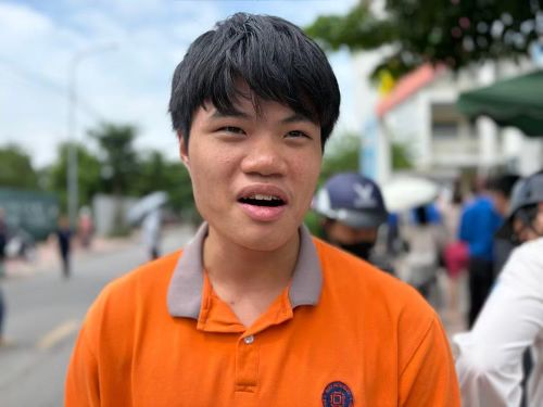 Lê Anh Khôi, học sinh Trường Trung học phổ thông Mây chia sẻ về đề thi. (Ảnh: PV/Vietnam+)
