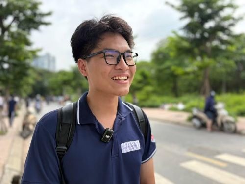 Thí sinh Nguyễn Văn Minh, Trường Trung học phổ thông Việt Nam - Ba Lan chia sẻ sau buổi thi. (Ảnh: PV/Vietnam+)