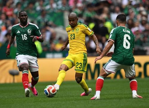 Trận mở màn giữa Mexico và Nam Phi chứng kiến đến 3 thẻ đỏ - kỷ lục trong lịch sử các kỳ World Cup. (Ảnh: TTXVN)