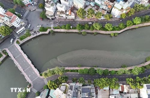 Hai bên bờ kênh Nhiêu Lộc-Thị Nghè là hai tuyến đường Hoàng Sa, Trường Sa có cây cối xanh mát. (Ảnh: Hồng Đạt/TTXVN)