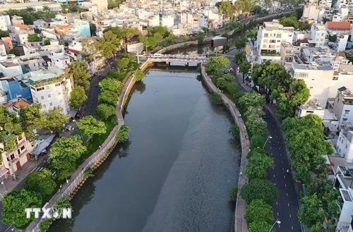 Những mảng xanh dọc hai bờ kênh Nhiêu Lộc-Thị Nghè tạo cảnh quan, không gian sống xanh mát cho người dân. (Ảnh: Hồng Đạt/TTXVN)