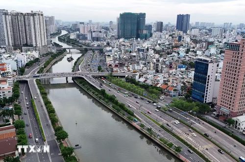 Kênh Tàu Hủ-Bến Nghé đoạn qua phường Xóm Chiếu và Sài Gòn. (Ảnh: Hồng Đạt/TTXVN)