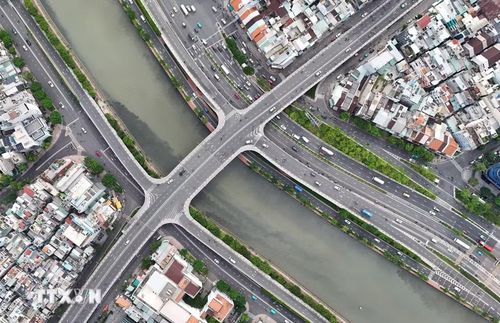 Cầu Calmette (nối hai phường Sài Gòn và Xóm Chiếu), một trong nhiều cây cầu bắc qua kênh Tàu Hủ-Bến Nghé, góp phần tạo cảnh quan xanh, sạch, đẹp cho đô thị Thành phố Hồ Chí Minh. (Ảnh: Hồng Đạt/TTXVN)