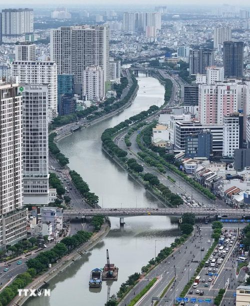 Kênh Tàu Hủ-Bến Nghé cùng với đại lộ Võ Văn Kiệt tạo trục kết nối Đông-Tây cho Thành phố Hồ Chí Minh. (Ảnh: Hồng Đạt/TTXVN)
