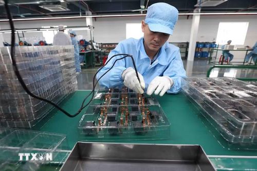 Sản xuất linh kiện điện tử xuất khẩu ở nhà máy của Công ty TNHH Thiết bị điện tử SanYou Việt Nam, 100% vốn Trung Quốc, Khu công nghiệp Tứ Hạ, thị xã Hương Trà, thành phố Huế. (Ảnh: Vũ Sinh/TTXVN)
