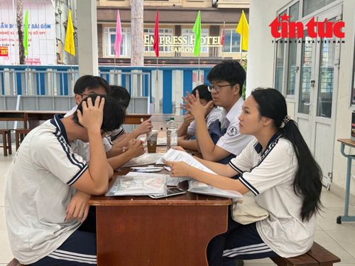 Một nhóm thí sinh chọn ôn bài.