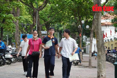 Phụ huynh đưa con tới điểm thi với trạng thái vui vẻ.