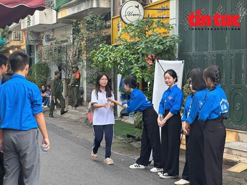 Từ sáng sớm, nhiều thí sinh đã đến điểm thi Trường THPT Yên Hòa, Hà Nội.