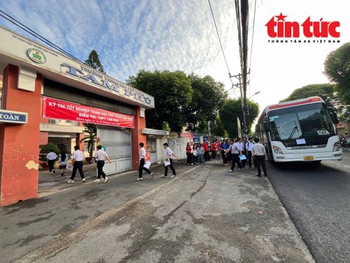 Tại điểm thi Trường THPT Tam Phú, TP Hồ Chí Minh có xe đưa đón học sinh.