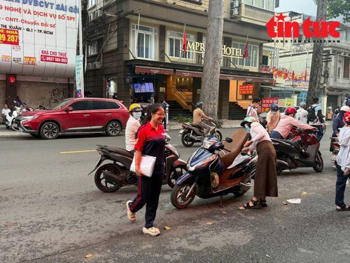 Tại TP Hồ Chí Minh, nhiều thí sinh cũng được cha mẹ đưa đến điểm thi từ sớm.