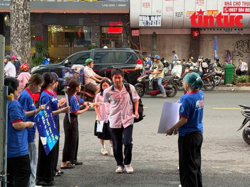 Lực lượng hỗ trợ điểm thi có mặt từ sáng sớm.