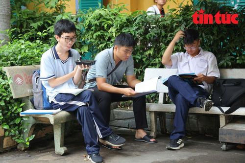 Từ 6 giờ sáng, thí sinh tranh thủ ôn bài, ăn sáng.