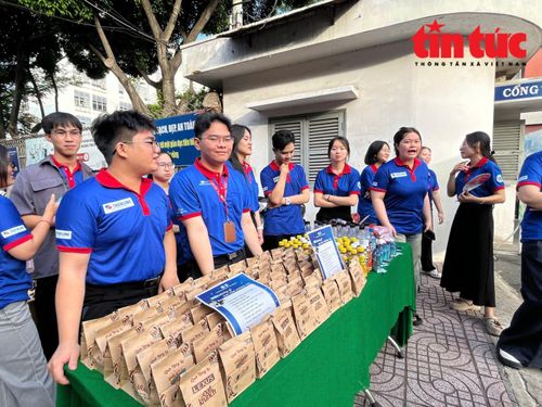 Bên ngoài điểm thi, các lực lượng tình nguyện sẵn sàng hỗ trợ thí sinh.
